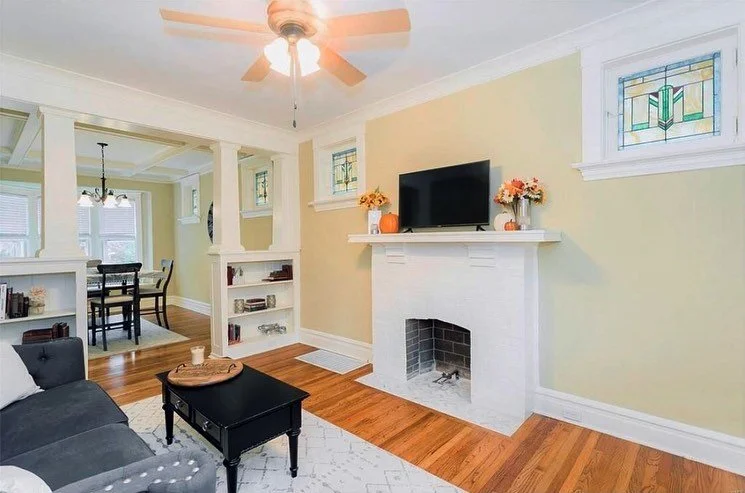 staged vs. unstaged

a few things happening in these photos that are important to note when you&rsquo;re house hunting or selling. 

☝🏼the walls were not painted! this is a great example of how different photographers and filters realtors use can dr