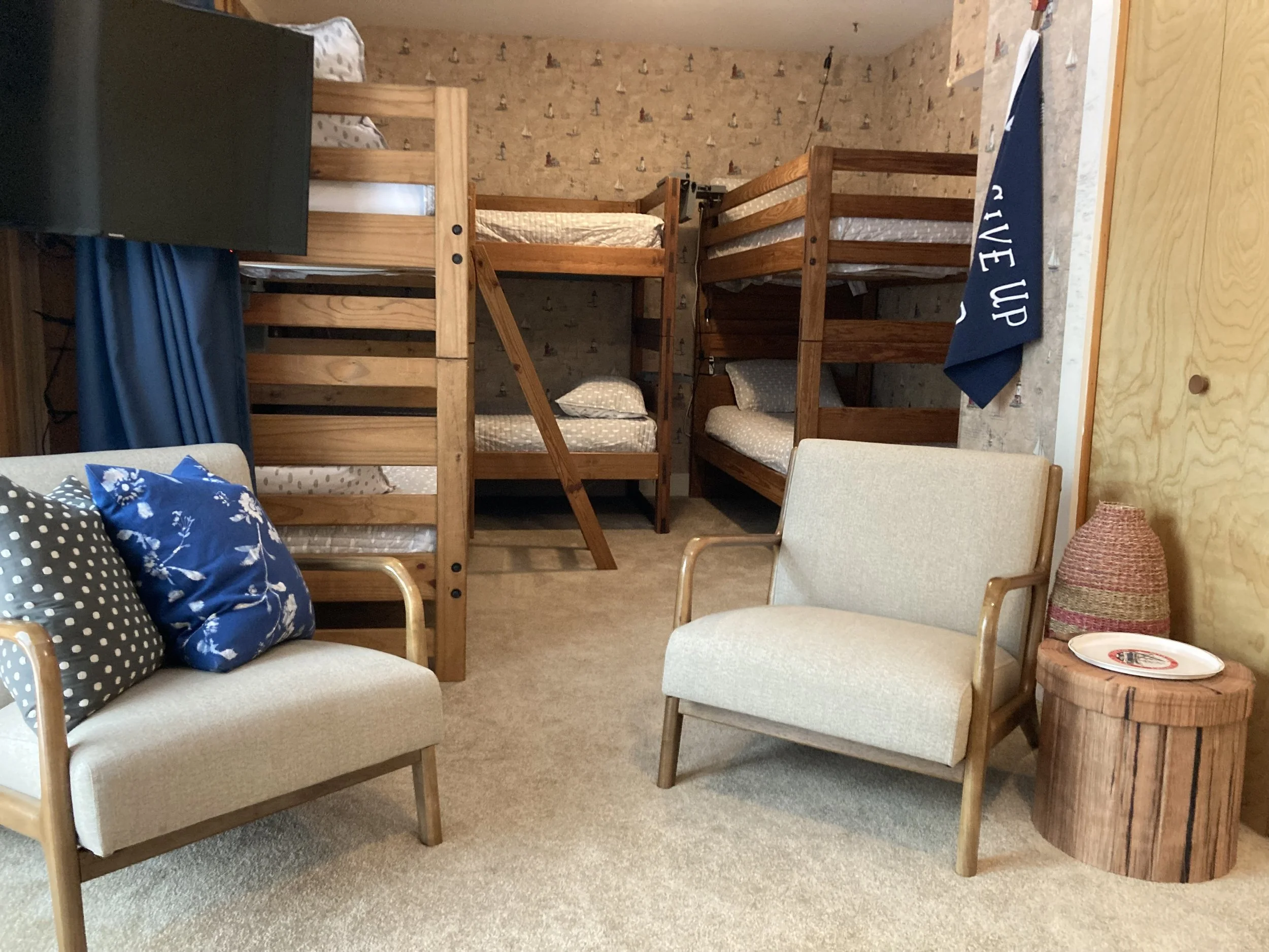 1st Floor Bunkroom (6 twins)