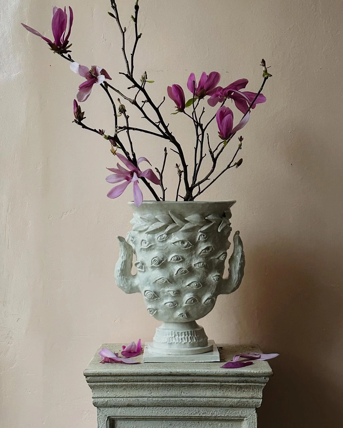 ARGUS URN / 11.5w x 13.5t t 6.5&rdquo;d

We are watching&hellip;&hellip;

#ceramicsculpture #sculpture #watching #argus #urn 
#abbykasonik