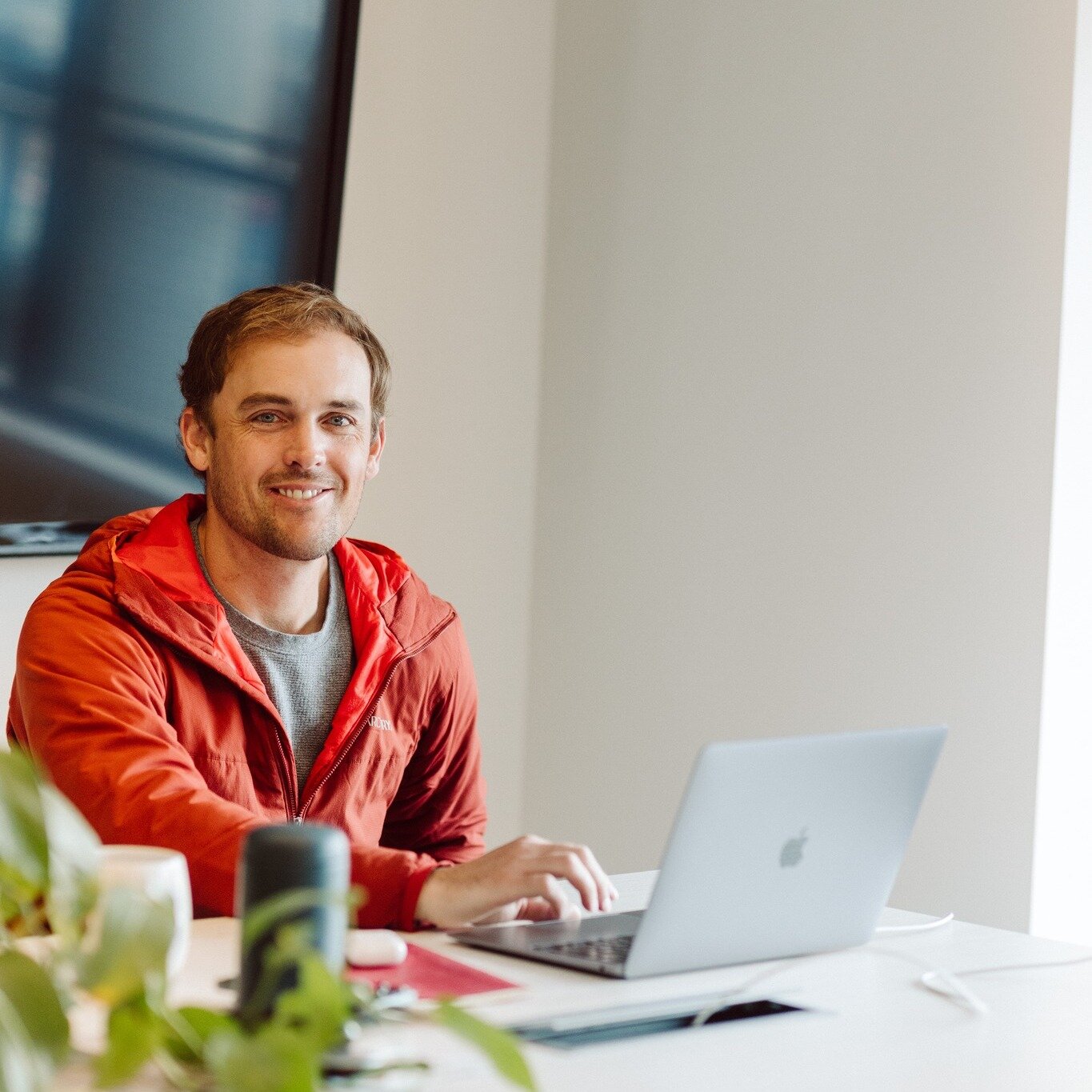 All smiles at Connects! Ryan posts up in this corner daily at our Red Rocks location with huge windows and tons of natural light facing the West foothills. 

#connectsworkspace #goldencolorado #coworking