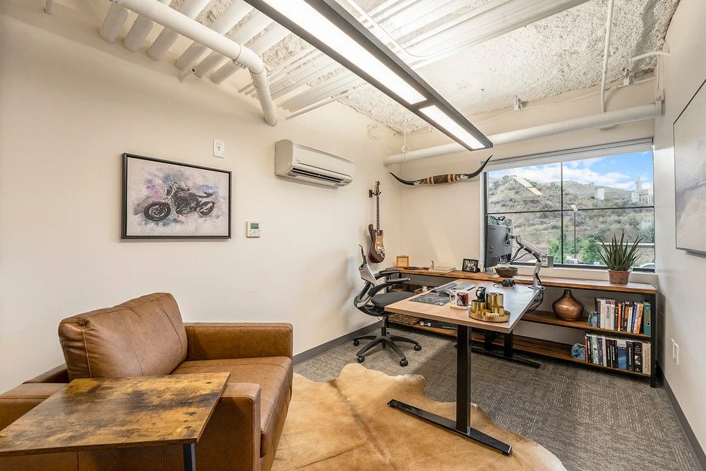 Solo professionals, founders, and small teams: ready to settle into a dedicated office with real privacy and focus?

🔑📦 Private office perks include:
Your own lockable and furnished office, 24/7 access, fast and reliable Wi-Fi, 4 guest passes /mo, 