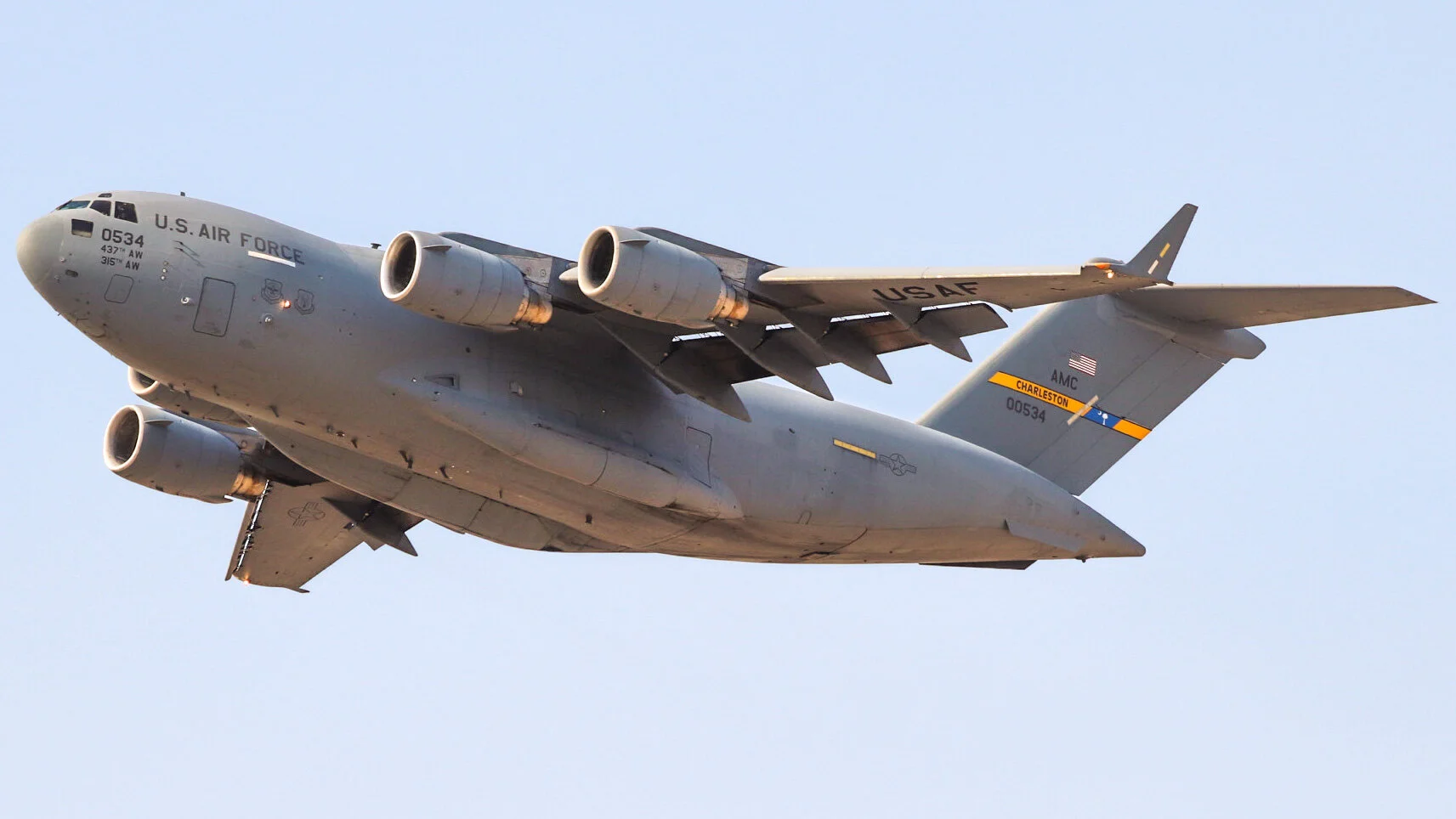 800 People Cram Into A US Air Force C-17 Leaving Afghanistan