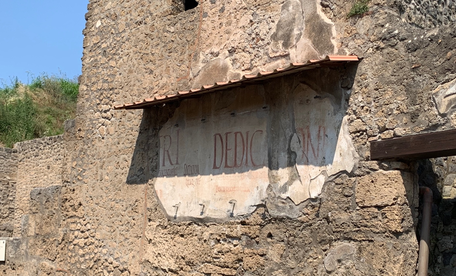 Ancient Pompeians and Modern University Students: On Graffiti, Bathrooms, and Online Forums