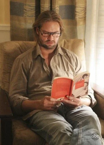 Sawyer in the Lost TV series reading the book La invención de Morel.