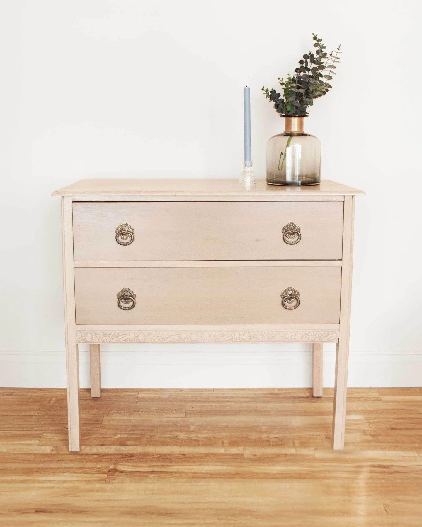 ⭐ Available! ⭐ Antique natural beige-wash oak chest of drawerers. Charming fruit carving on bottom panel, origional brass knobs and cute elephant wallpaper-lined drawers.

👀  Scroll for before
👉  Shop link in bio
👉  Message me for more info and vi
