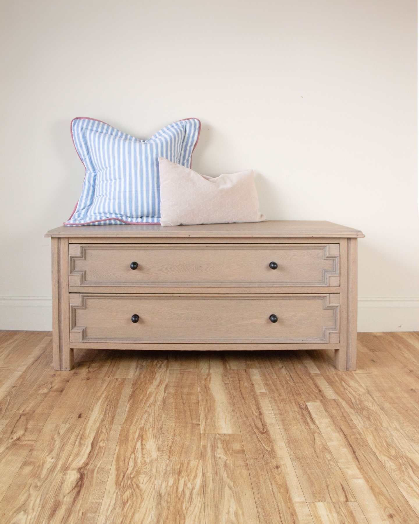 ⭐️SOLD⭐️ A lot of love went into restoring this antique chest of drawers. The low profile makes it perfect for a hallway bench.

👀 Scroll for before
⭐️ DM for info on bespoke pieces

#antiqueoakfurniture #paintwashedfurniture #lightoak #jerseyci #be