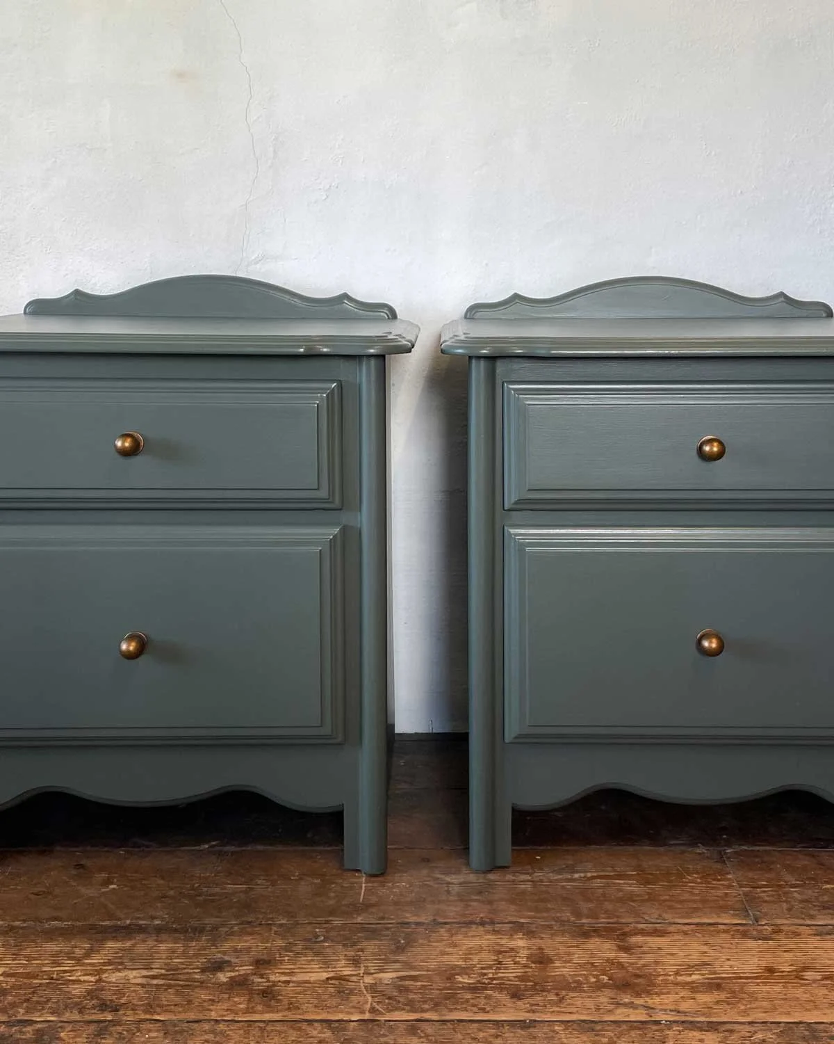 Olive Green Scallop Bedside Table Pair 🫒

Featuring modern copper round knobs for a balanced mix of vintage charm and contemporary flair.

⭐️ Available online and in-studio now
⭐️ See the before transformation!
⭐️ DM me for inquiries

#greenfurnitur