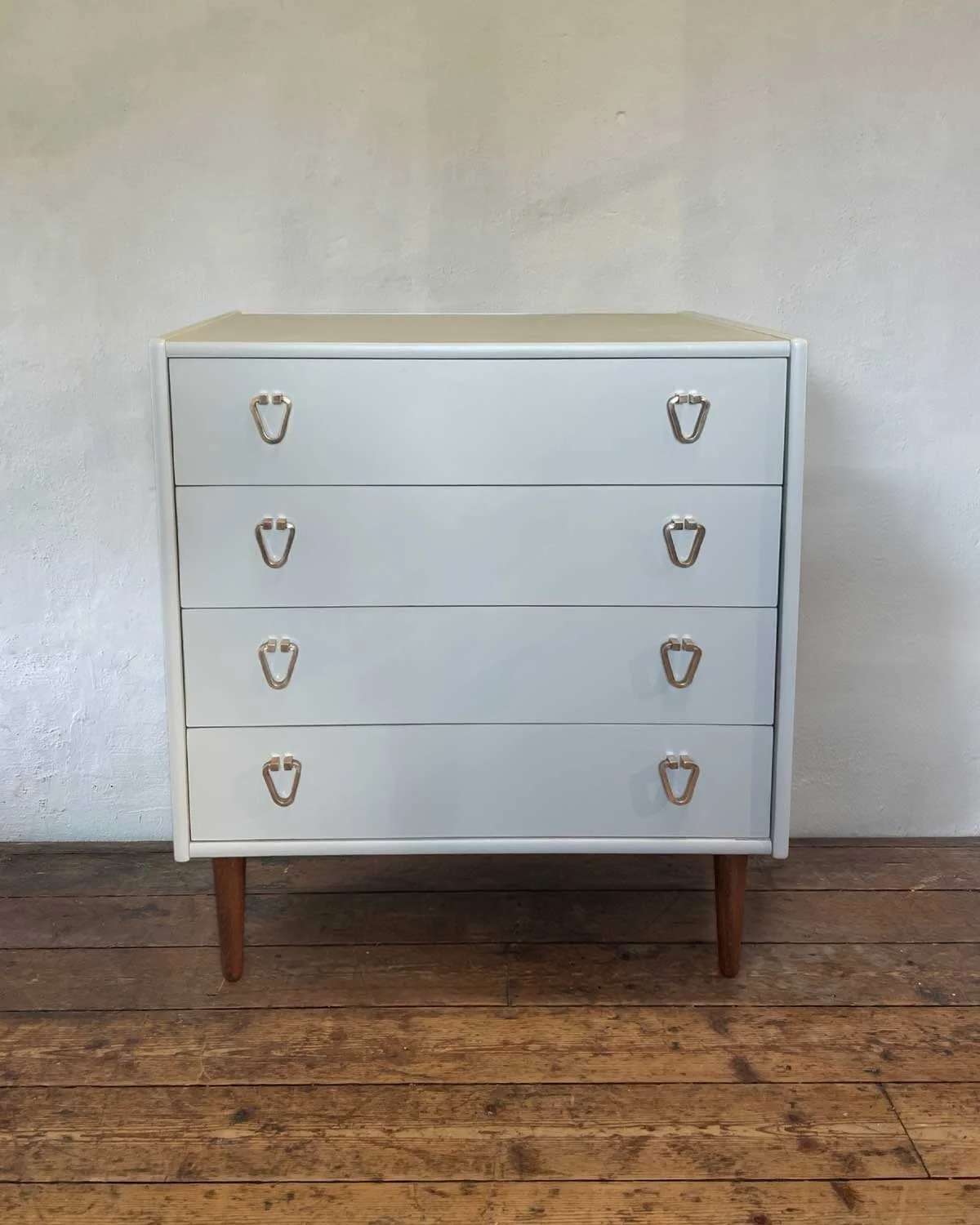 ⭐️ Available Now ⭐️ 

Sage green and walnut chest of drawers 🍃🌱

Featuring original, restored brass knobs. A charming easy-breezy grey-green with tapered walnut legs to fit seamlessly in a modern home.

⭐️ Available online and in-studio now
⭐️ See 
