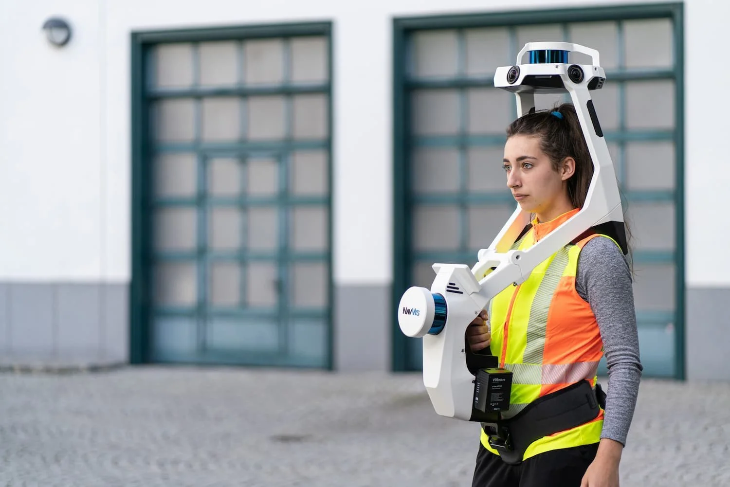 Vermessungsingenieurin beim 3D Laserscanning einer Immobilie in Heidelberg mit dem Laserscanner NavVis VLX