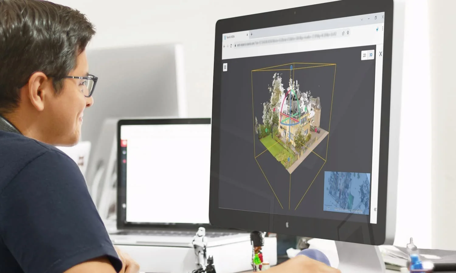 Architekt am Computermonitor bei der Auswertung einer Punktwolke eines Gebäudes in Essen durch 3D Laserscanning