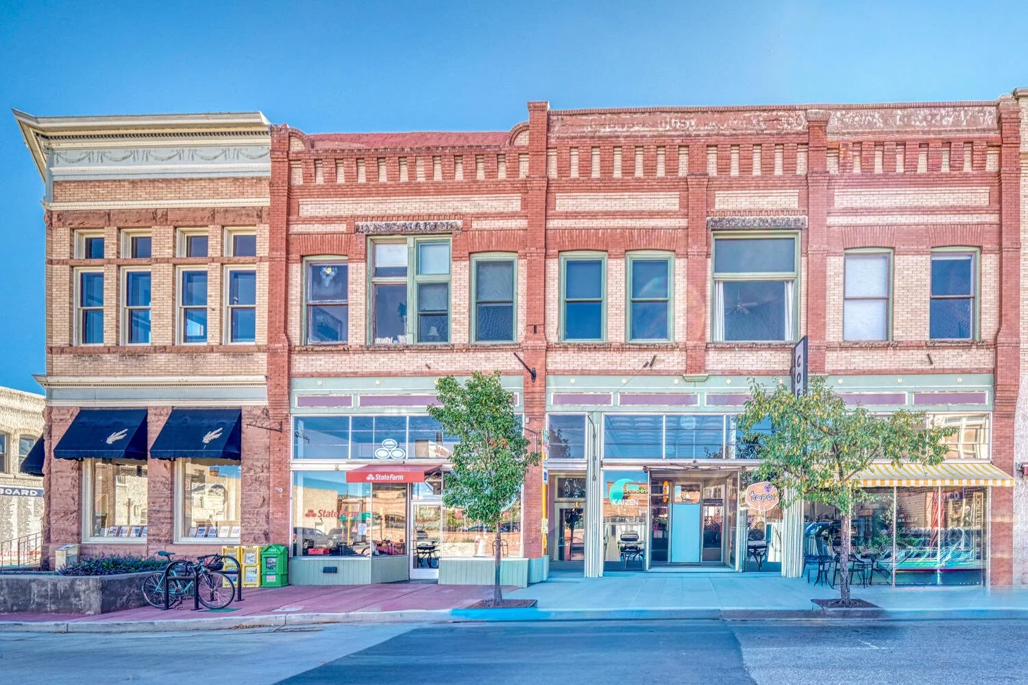 NEW LISTING | 207 F Street #2, Salida
Charming, updated 1-bedroom condo in the heart of downtown Salida — steps from the Arkansas River, shops, and restaurants. Featuring modern upgrades, wood and tile flooring, and mountain views, this fully