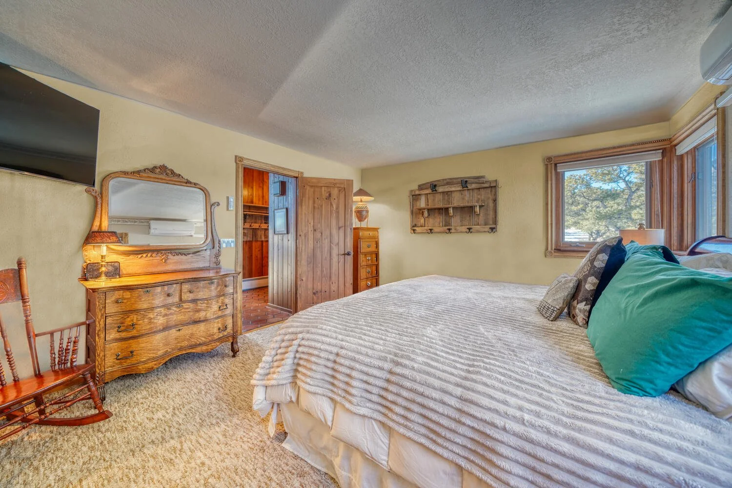 13400 Dry Gulch Rd Nathrop CO-large-081-102-Primary Bedroom-1500x1000-72dpi.jpg