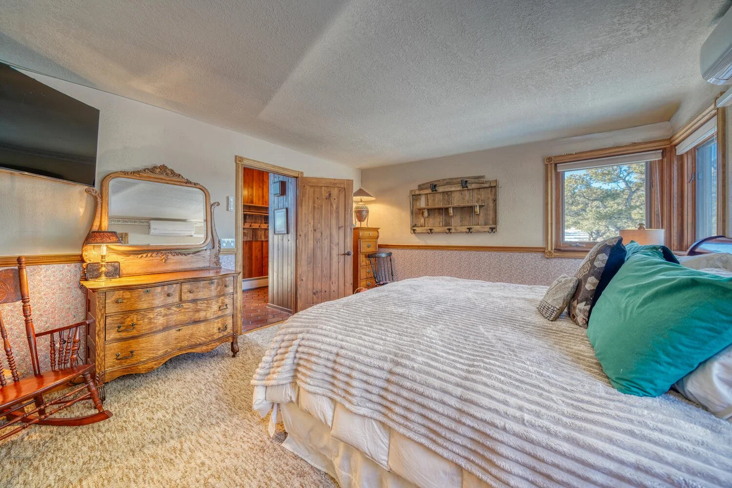 13400 Dry Gulch Rd Nathrop CO-large-082-041-Primary Bedroom-1500x1000-72dpi.jpg