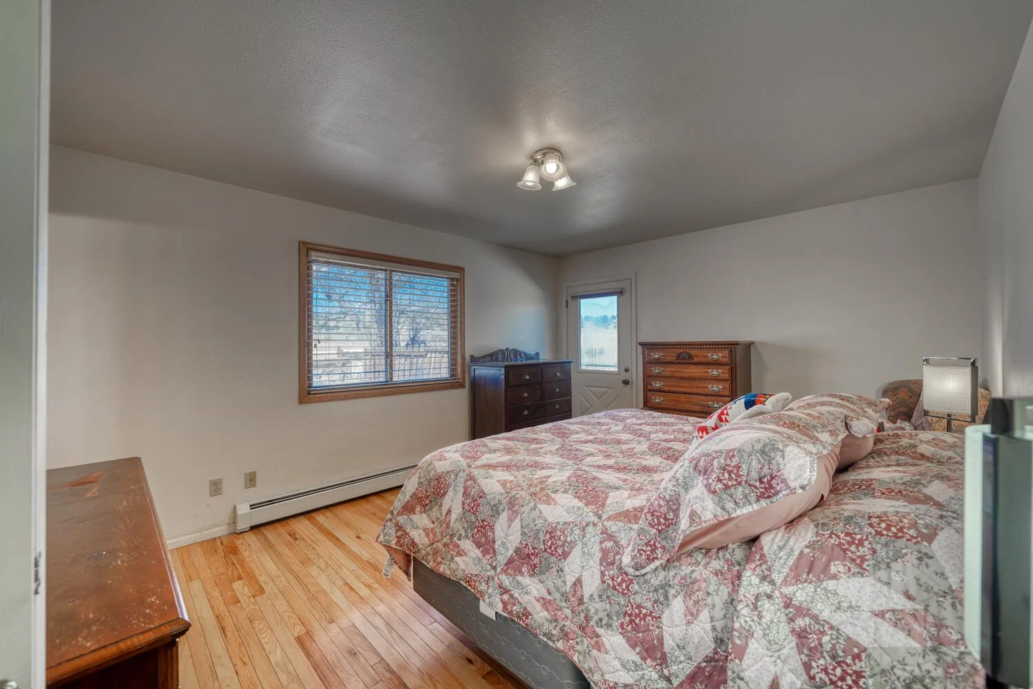 7885 CR145 Salida CO 81201 USA-large-046-043-PrimaryBedroom-1500x1000-72dpi.jpg