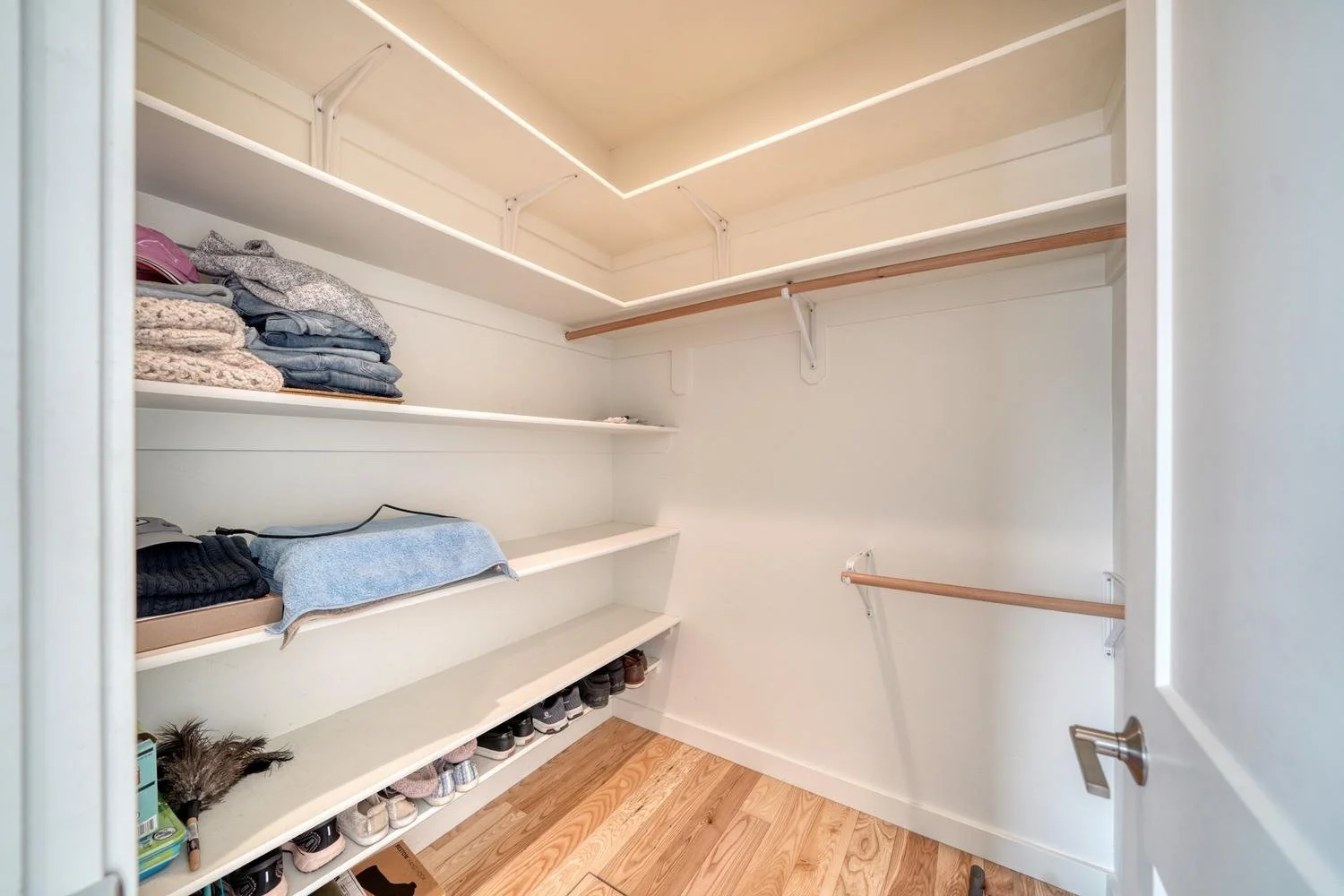 028-036-Primary Closet-1500x1000.jpg