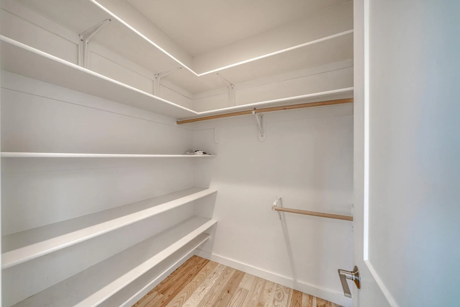 029-008-Primary Closet-1500x1000.jpg