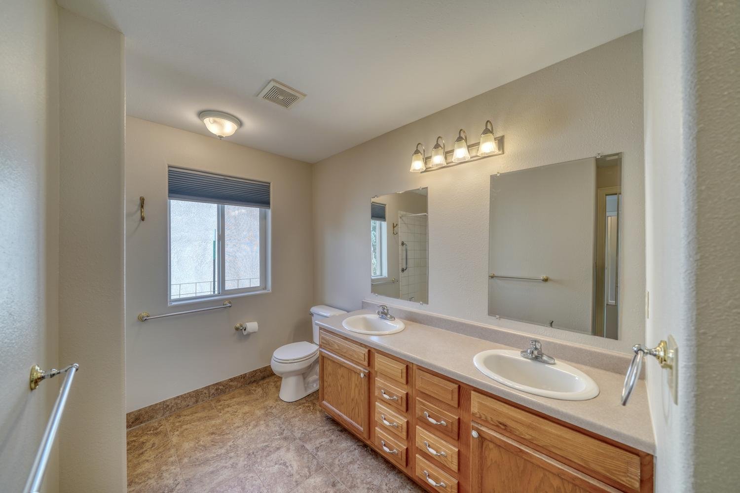 020-023-Primary Bathroom-1500x1000.jpg
