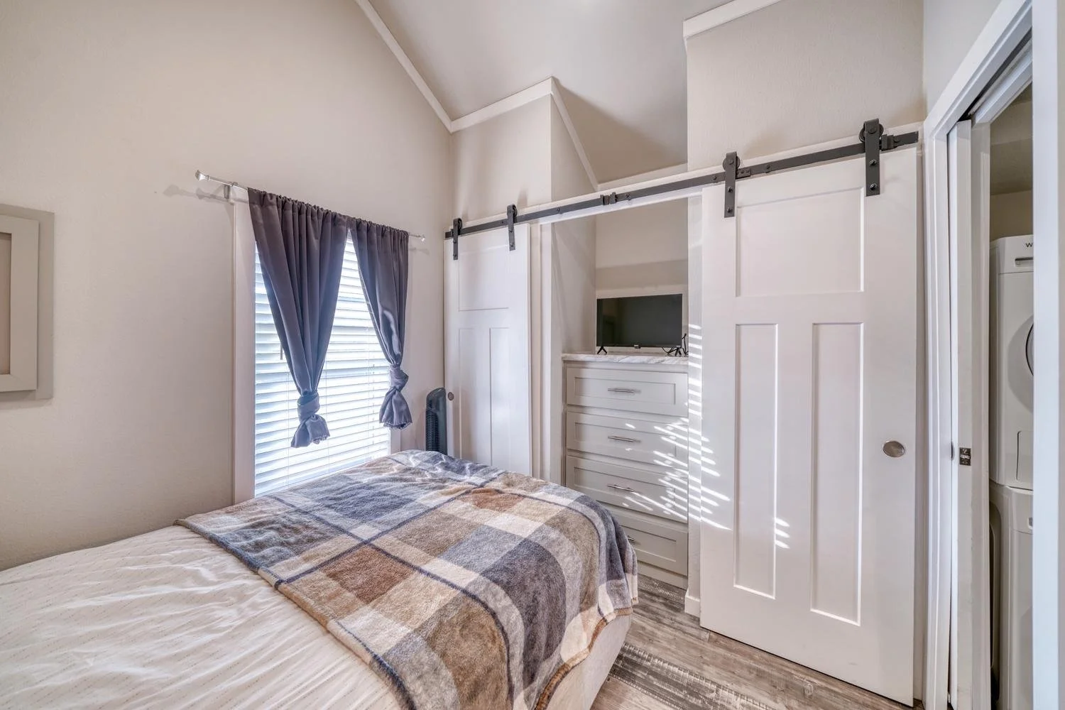 021-015-Bedroom-1500x1000.jpg