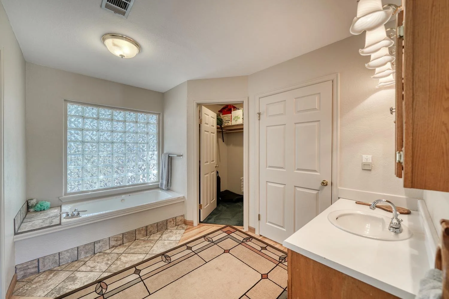 039-010-Primary Bathroom-1500x1000.jpg