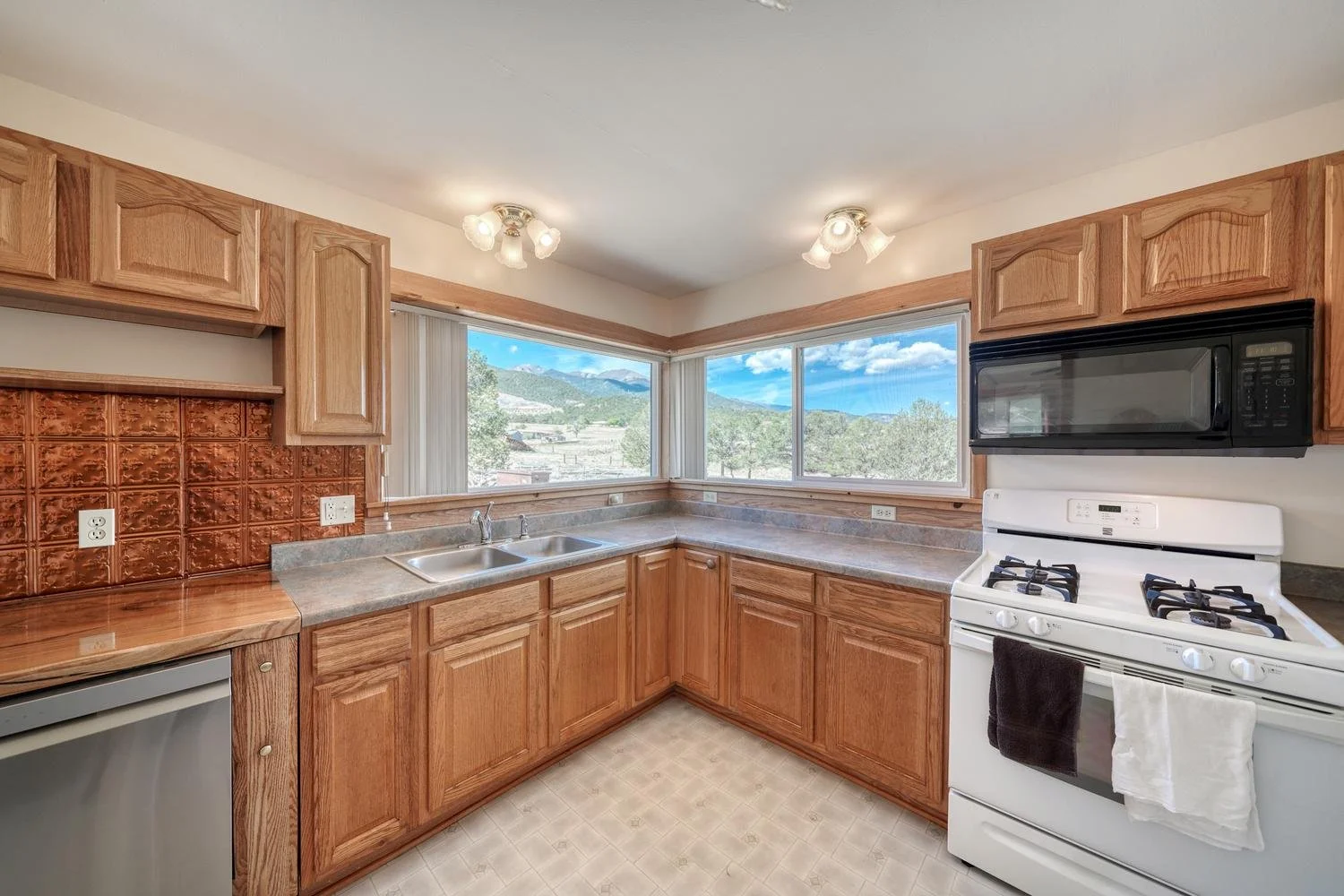 067-029-Kitchen-1500x1000.jpg
