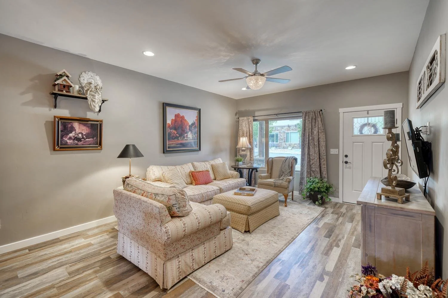 006-016-Living Room-1500x1000.jpg