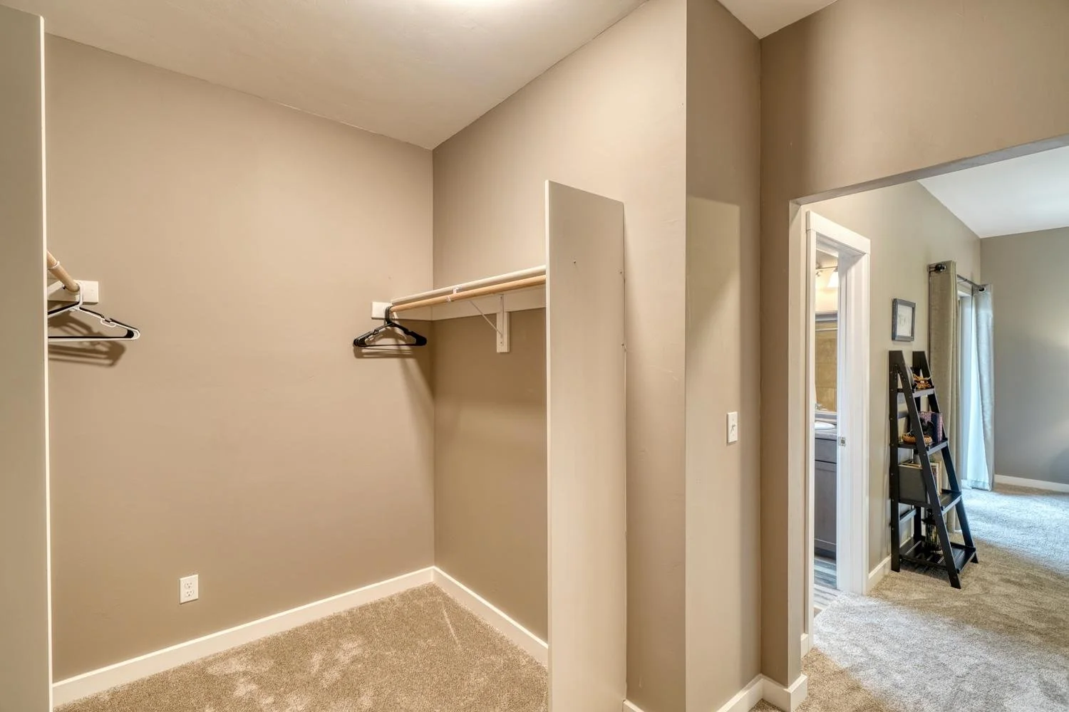 036-046-Primary Closet-1500x1000.jpg