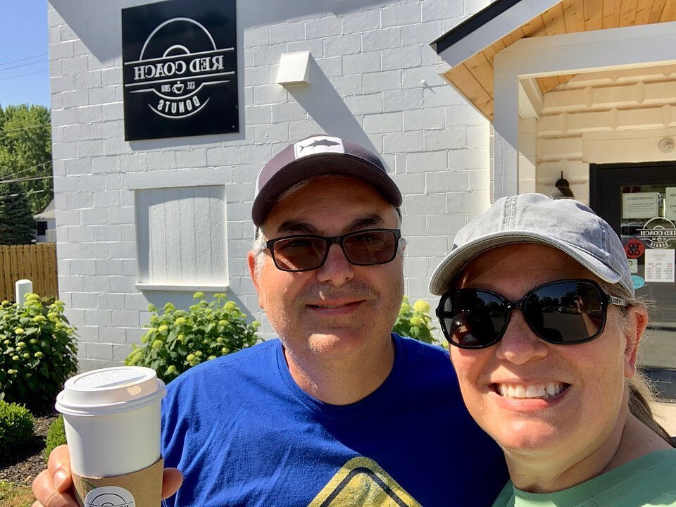 Beautiful day for our compost pickup route! Stopped @redcoachdonuts this morning for a much needed coffee ☕️🍩 Check out how to help reduce food waste in our landfills @ link in bio 🪣🤩