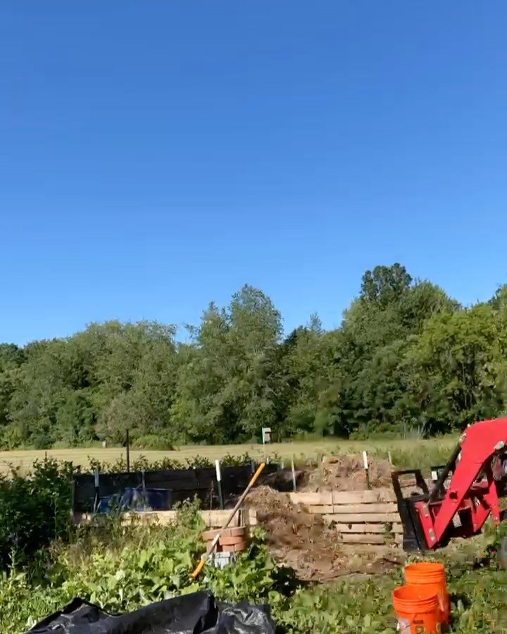 Our week @ TRC !! Brought out the tractor on the compost piles and put a new fence in 🤩 #compostwithcindy 

&bull;
&bull;
&bull;
#composter #sustainable #farm #swmichigan #puremichigan #earth