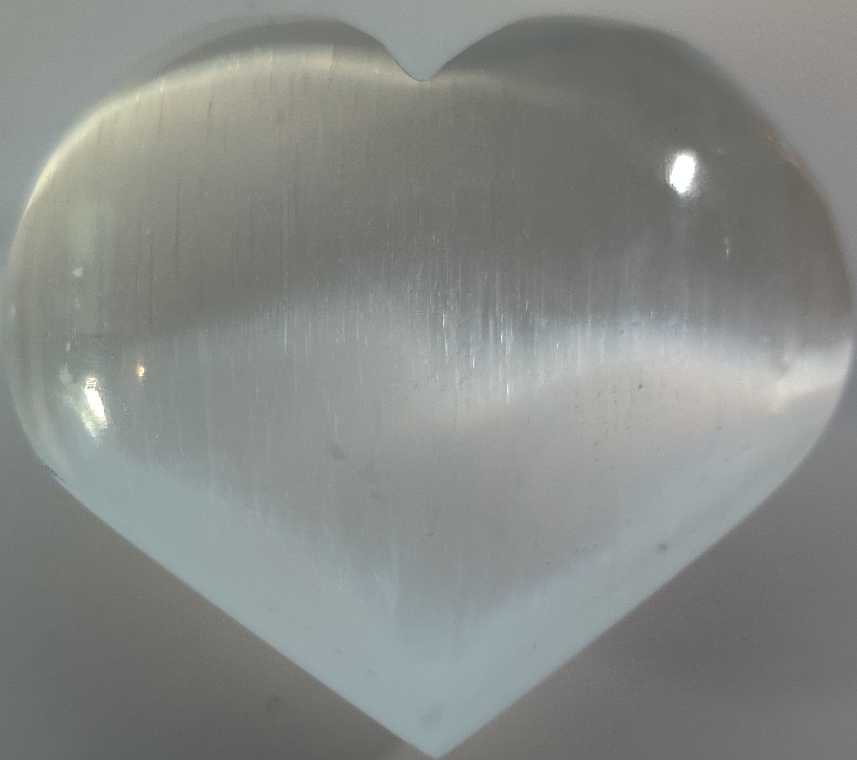 Purity and protective energy in a Moroccan White Selenite Puffy Heart. Ideal for meditation, energy cleansing, and weddings. Personalizable and gift-ready.
