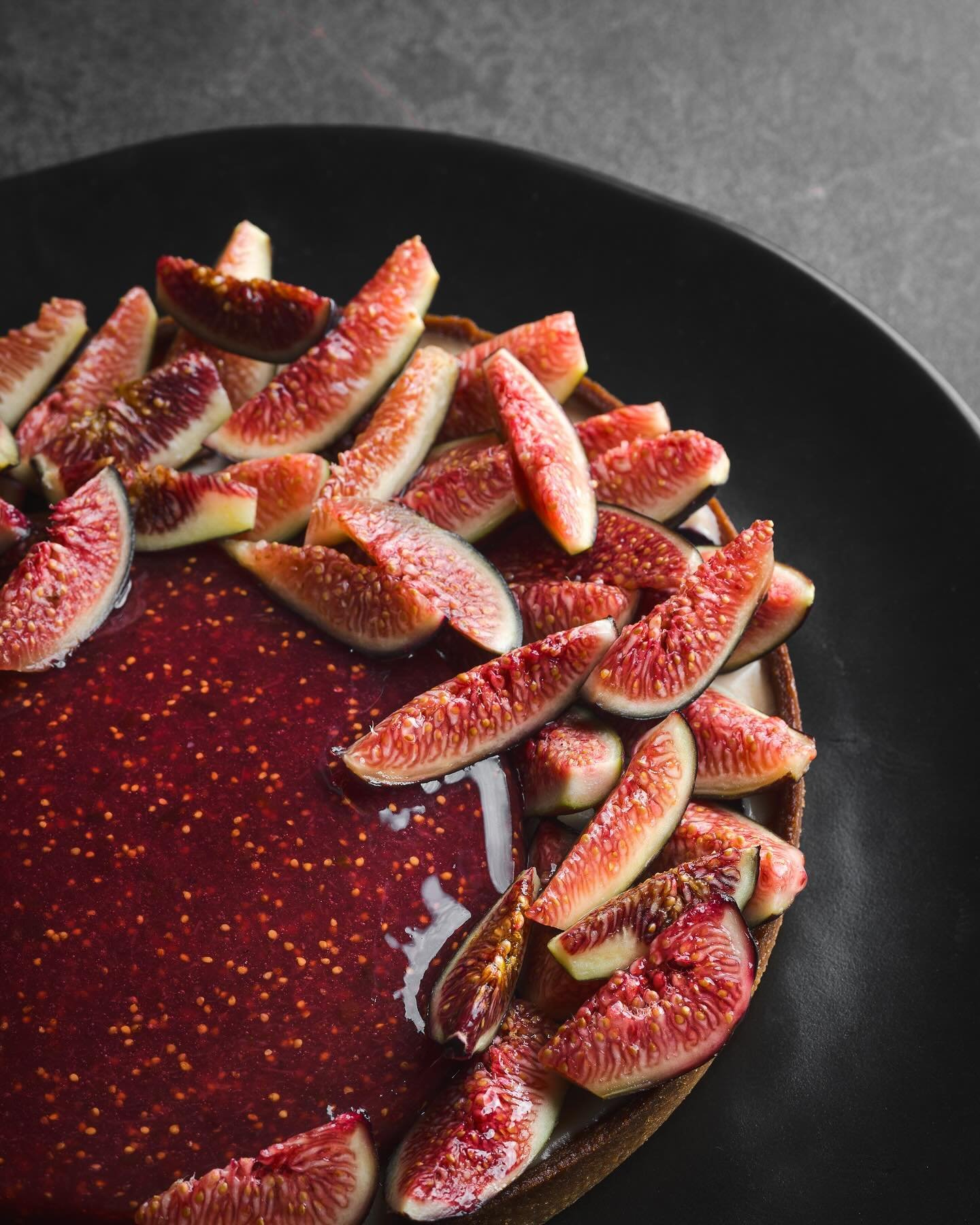 On en parle de cette tuerie de chez @lune_bdx que j&rsquo;ai eu l&rsquo;occasion de shooter ? 

Explosion de couleurs et de saveurs pour cette tarte aux figues ! Oubliez celle de Mamie qui sent la naphtaline, celle-ci ne porte que du Chanel num&eacut