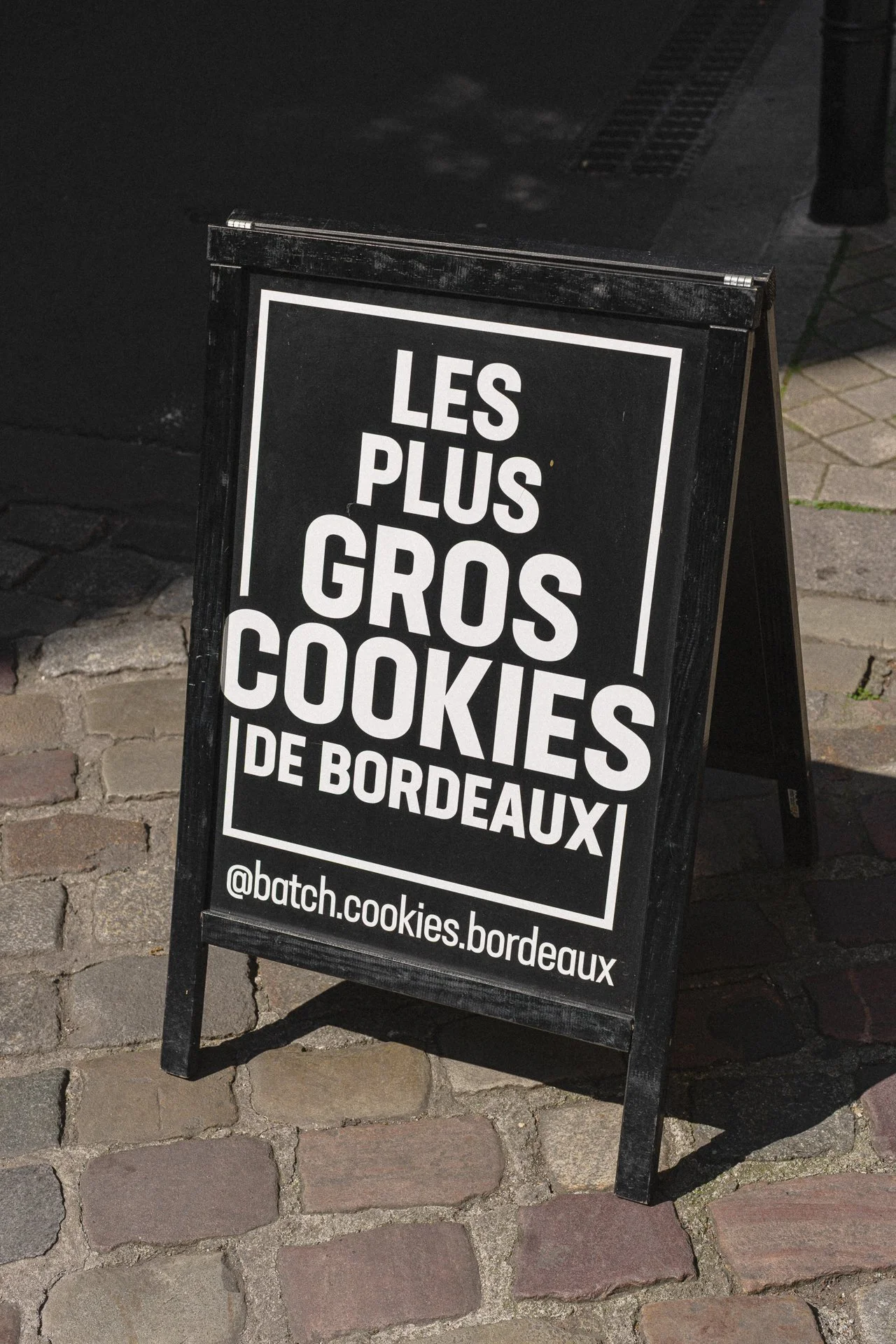 Panneau indiquant la vente de cookies géants de Bordeaux, avec le nom d'utilisateur Instagram @batch.cookies.bordeaux