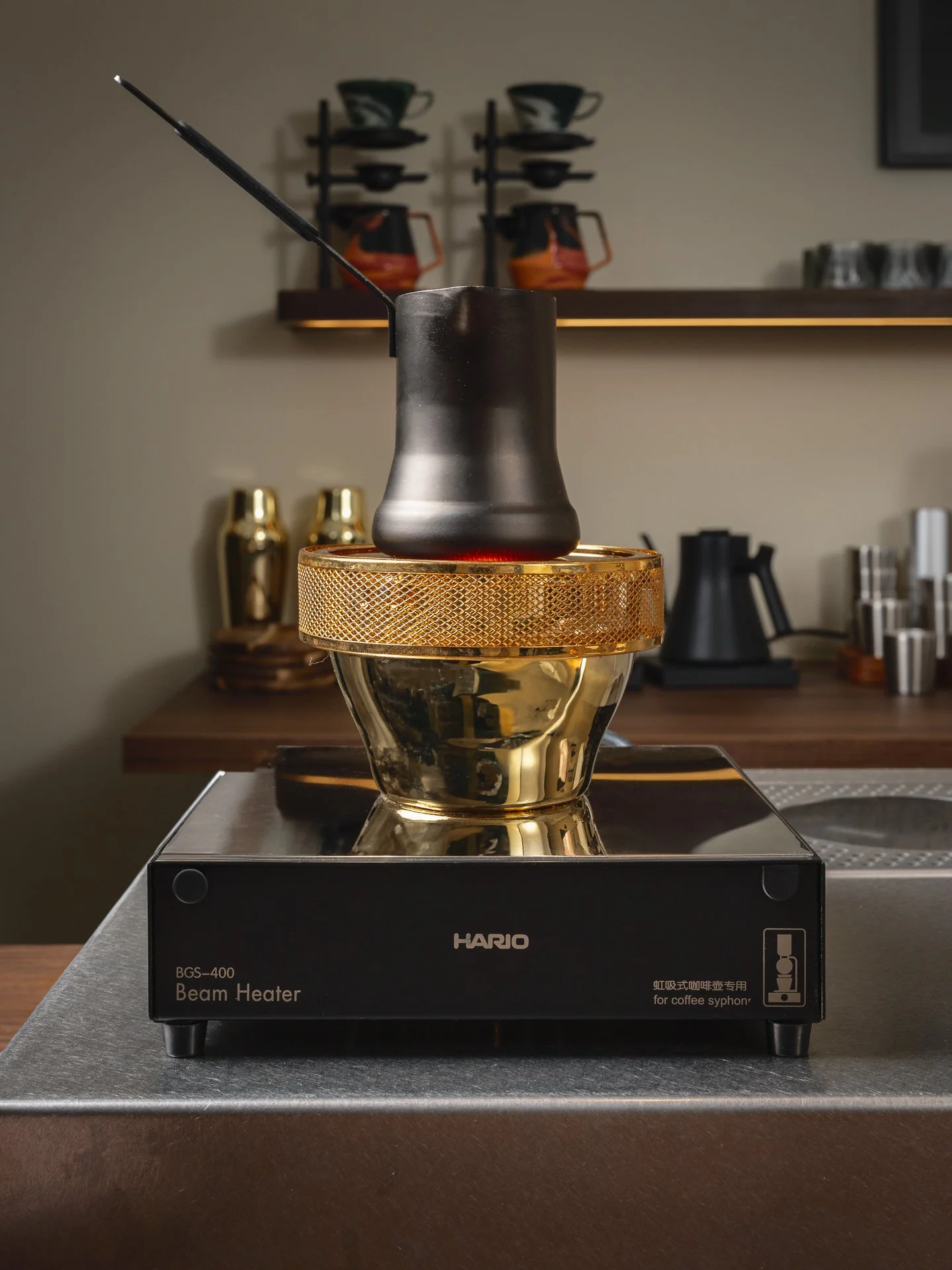 Chauffe-eau à infrarouge pour café, modèle BGS-400, en position de chauffage, placé sur une surface en métal.