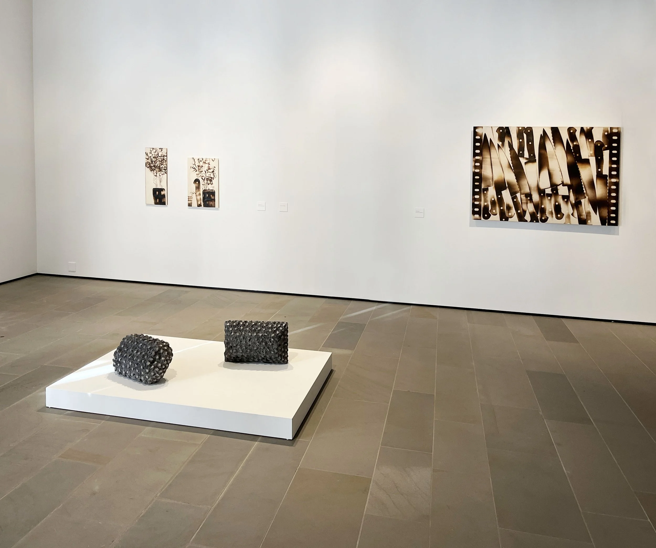 »Eigen ± Sinn«, Brandstempel, 100 x 150 cm (re), Alugüsse, 35 x 21 x 50 cm (vorn)