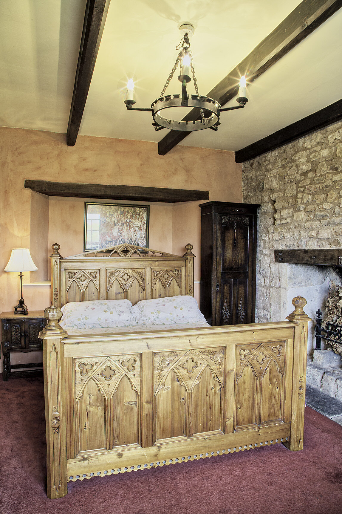 King-medieval-bedroom.jpg