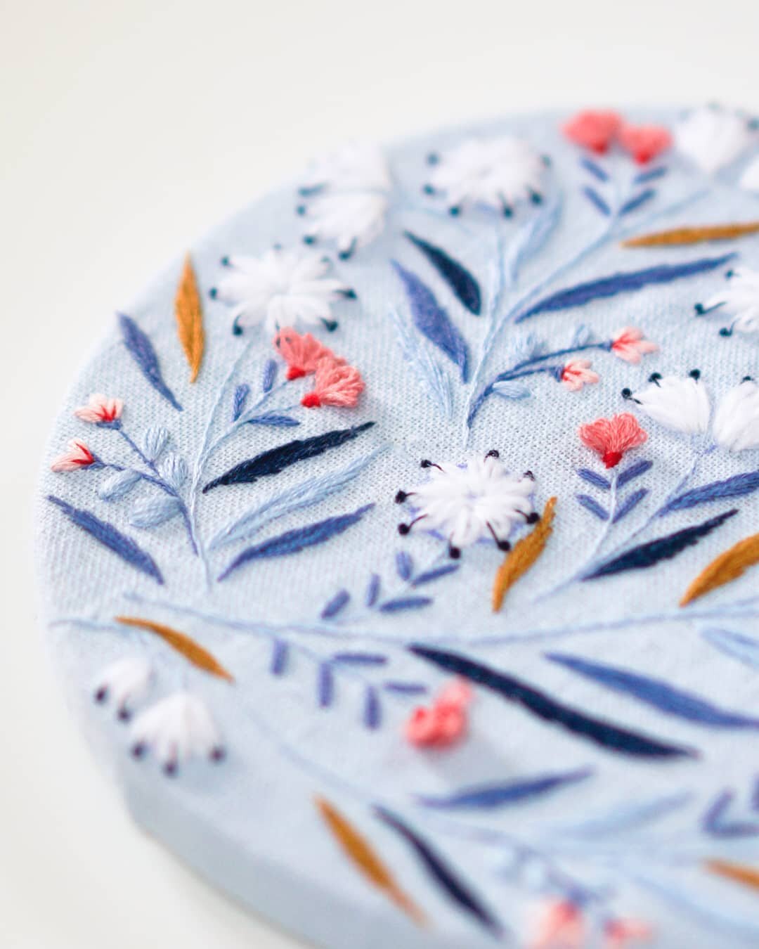 All about those details 🌼
.
.
.
.
#handembroidery #bordados #hoopart #britishstitchers #diyembroidery #embroideryart #slowcraft #handmadeembroidery #embroideredtreasures #crafternoon #embroiderykit #floralembroidery #embroiderypattern #makeallthethi