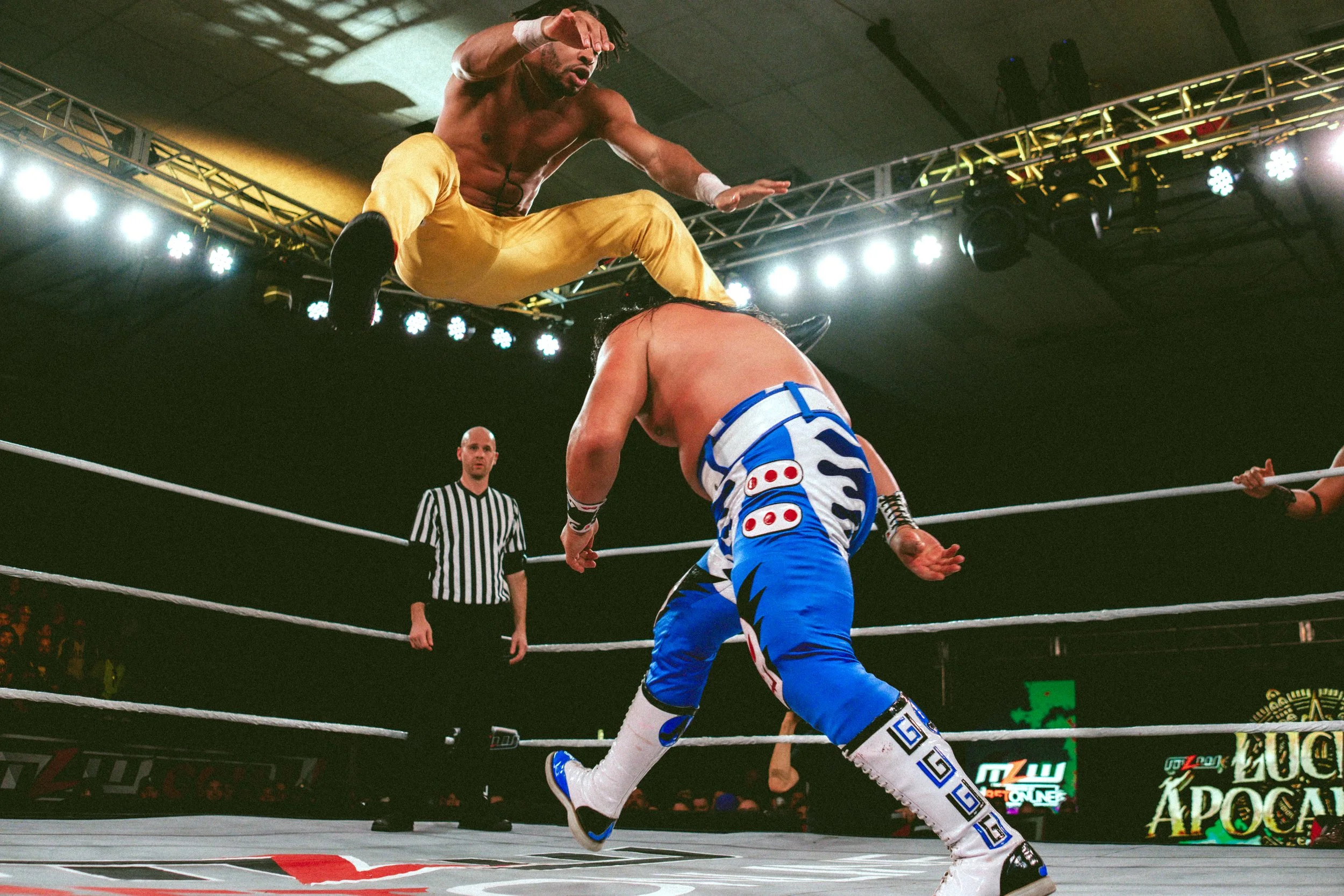 2024.11.09_MLW_Lucha Apocalyptico00050_Esfinge & Kevin V Hechicero & Ultimo G.JPG