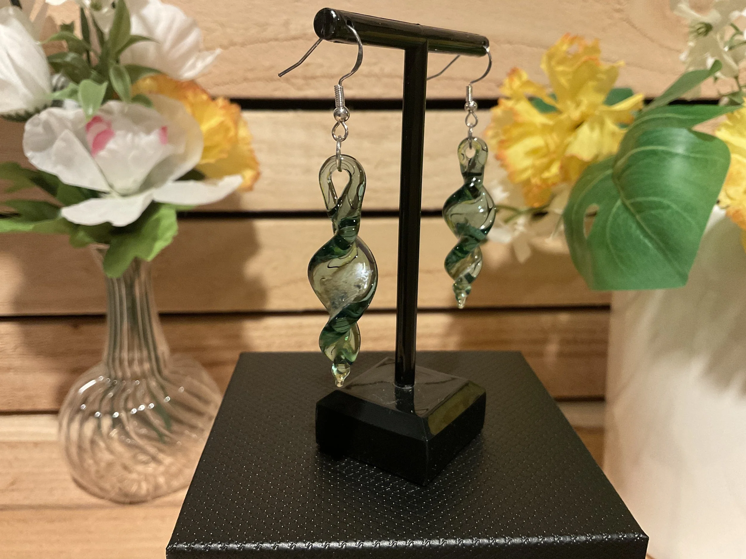 Twist earrings - Transparent Green w/ silver leaf