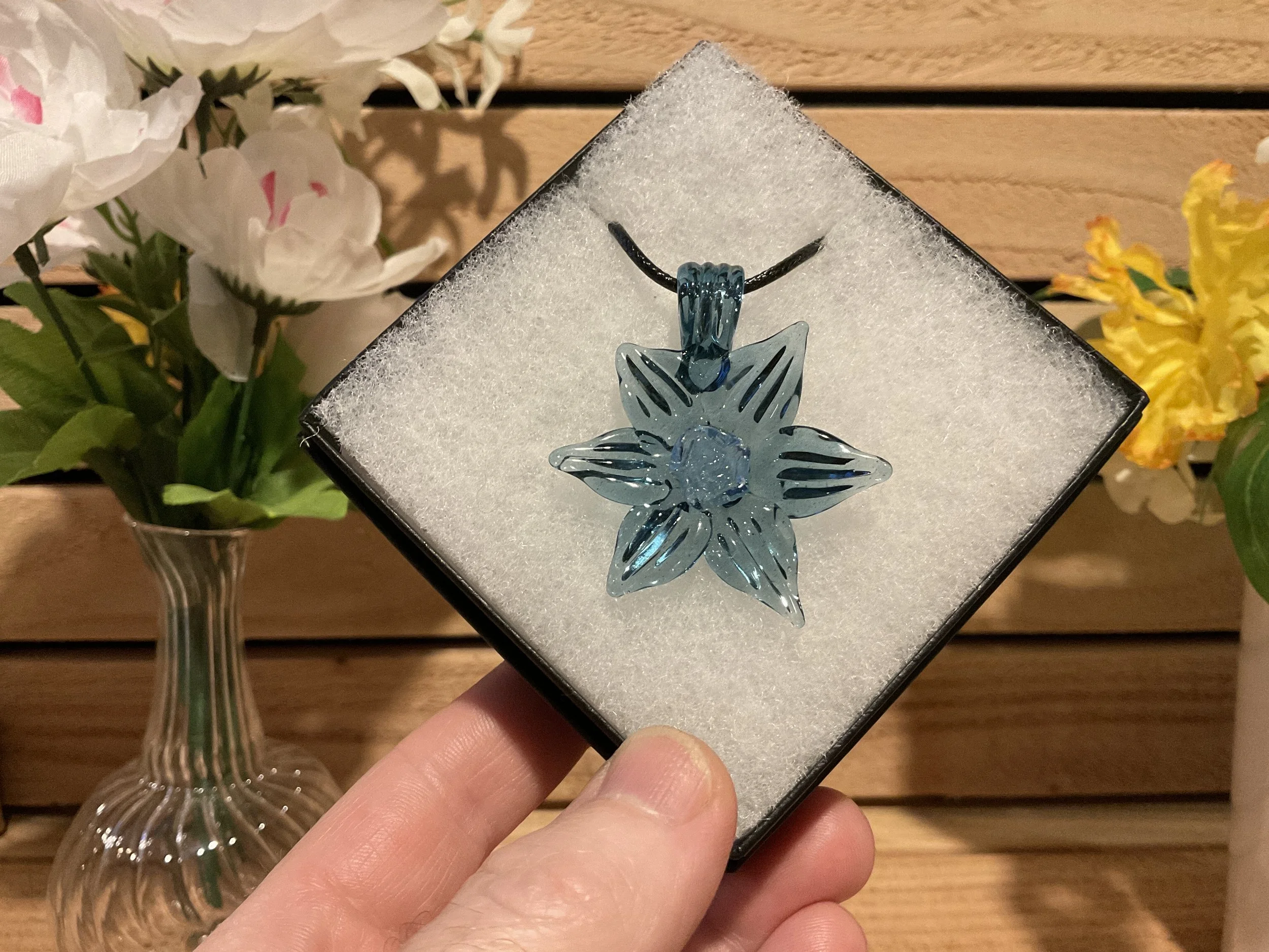 Sculpted flower pendant - Blue Stardust