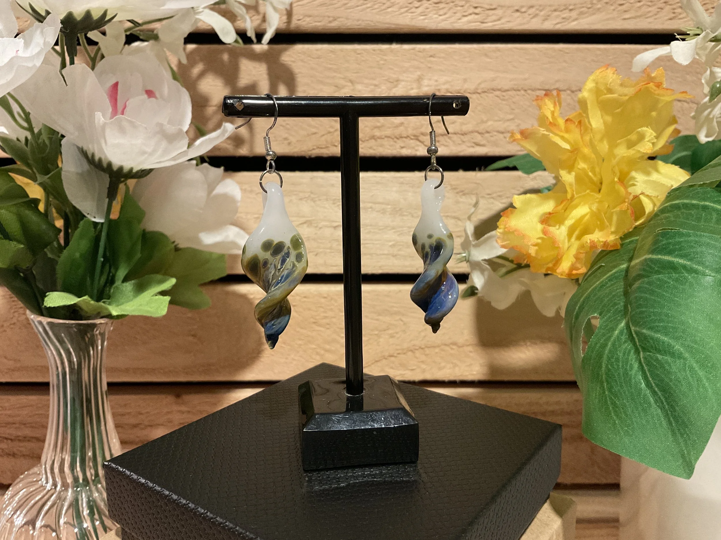 Twist earrings - white w/blue frit