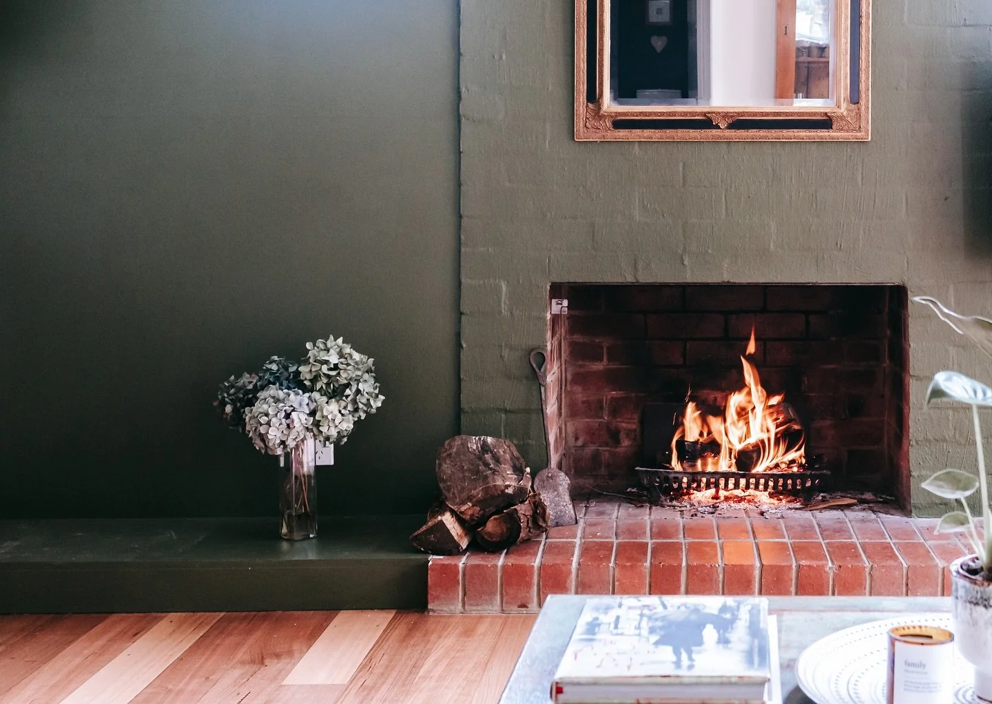 The cosy winter touches when you stay Elsewhere, with two fire places & a free standing bath tub. There are a few weekends available coming up! Book via Riparide or Airbnb (link in bio) ❄️🍁🍂