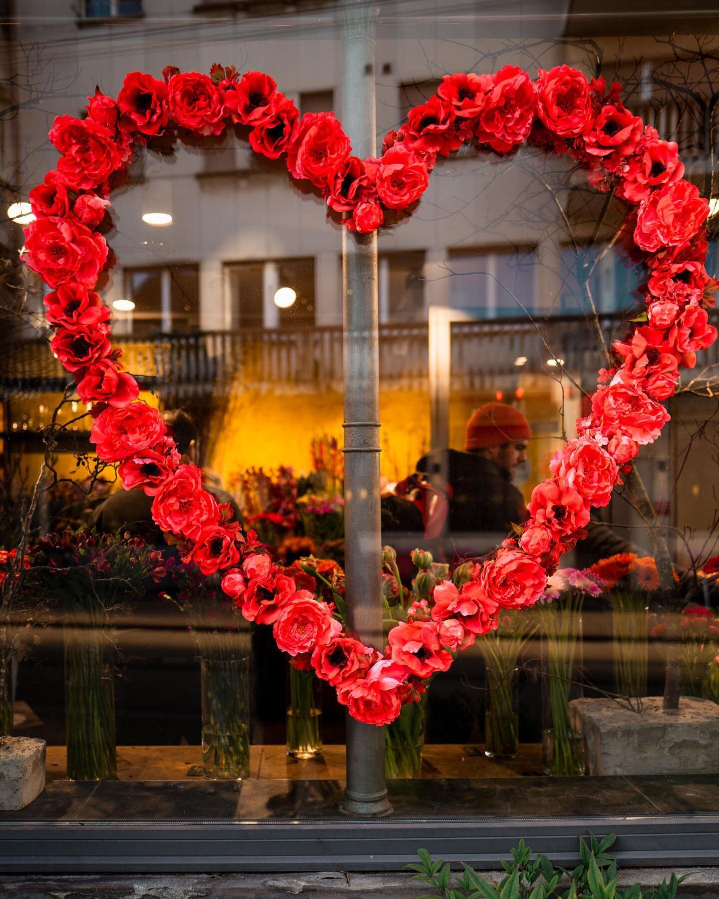 🔴#loveislove happy Valentinsday 💝 Sag&lsquo;s mit Blumen 🌺 Sag&lsquo;s mit Worten! Bei #blumenamstauffacher musste ich einfach einen halt machen! 

#leicaq2reporter #leicaq2 #leicaswitzerland #leicacamera #leicaphotography #streetphotography #vale