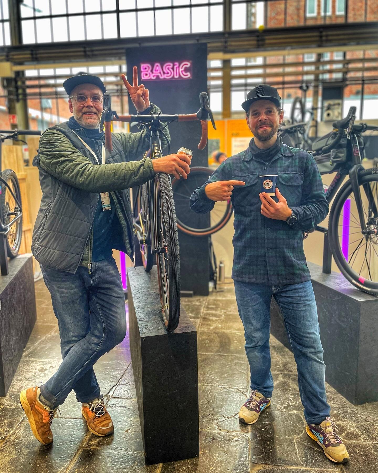 Hello D&uuml;sseldorf. Hello @cyclingworld_europe &mdash; Es war uns ein Fest! 🕺🏻 Es waren 3 tolle Tage mit sehr tollen Partnern und Besuchern. Ihr seid die Besten. Bis n&auml;chstes Jahr. 🤘🕺🏻 

#basicbikesberlin #basicbike #basicgravelbike #bas