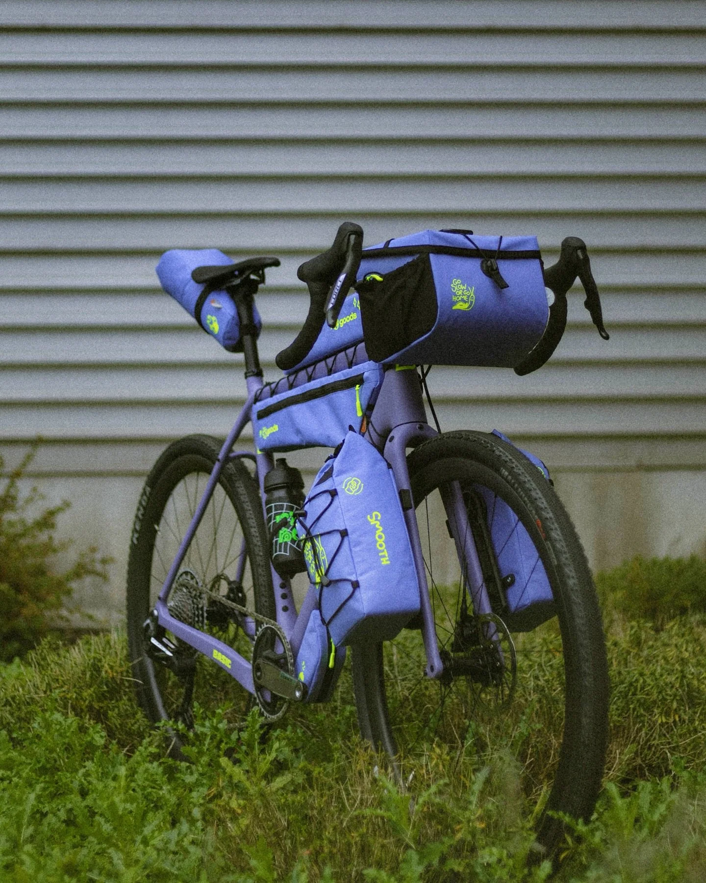 Herbstzeit. Gravelzeit. Zeit f&uuml;r wunderbare Kollabos. &mdash; Custom Gravelbike trifft Custom Bags. 🤝 Danke @fo.goods f&uuml;r dieses Brett!

Ihr sucht auch ein Gravelbike, was wie angegossen passt, ohne Kompromisse? &mdash;> @basicbikesberl