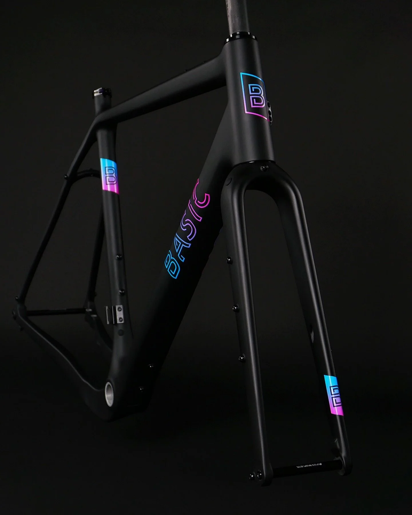 OUT NOW! Unser neues &sbquo;Adventure&lsquo; Gravel Carbon Rahmenset ist bereit &mdash; die unendlichen Weiten des Schotter-Universums zu erkunden. 

Alle Bikepacking u. Commuter-Fans aufgepasst:
Jetzt auch mit unendlich vielen Montagem&ouml;glichkei