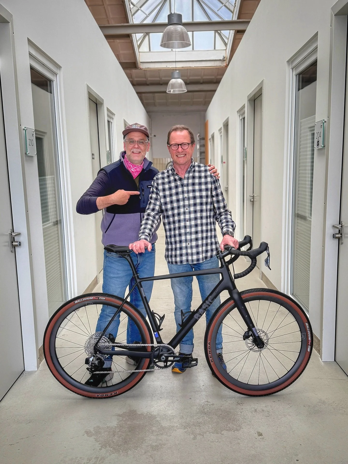 Letzte Woche war Peter aus Beimerstetten bei uns und hat sein neues BASIC Custombike abgeholt. 

Peter ist 74 und wollte schon immer ein komplett schwarzen Rahmen / Bike ohne Schnickschnack. Wir haben ihm seinen Traum erf&uuml;llt. 

Peter &ndash; to