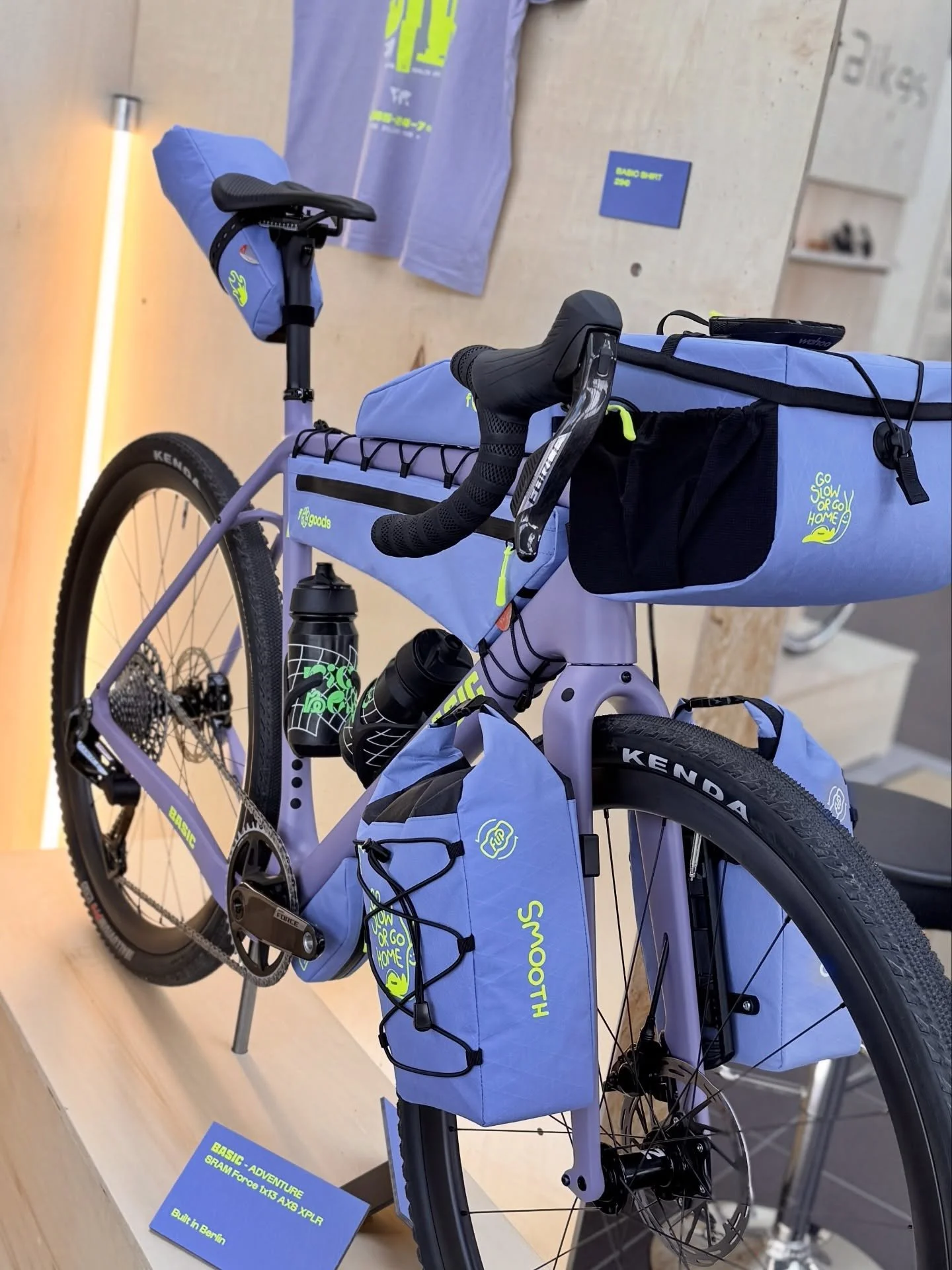 Wow&hellip; was f&uuml;r eine tolle Messe! 🔥

Wir sind immer noch voll in Love und Energiegeladen von der @bespoked.cc in Dresden. 

Zusammen mit dem wunderbaren Flo von @fo.goods hatten wir die Chance unser neues Adventure Gravelbike vorzustellen. 