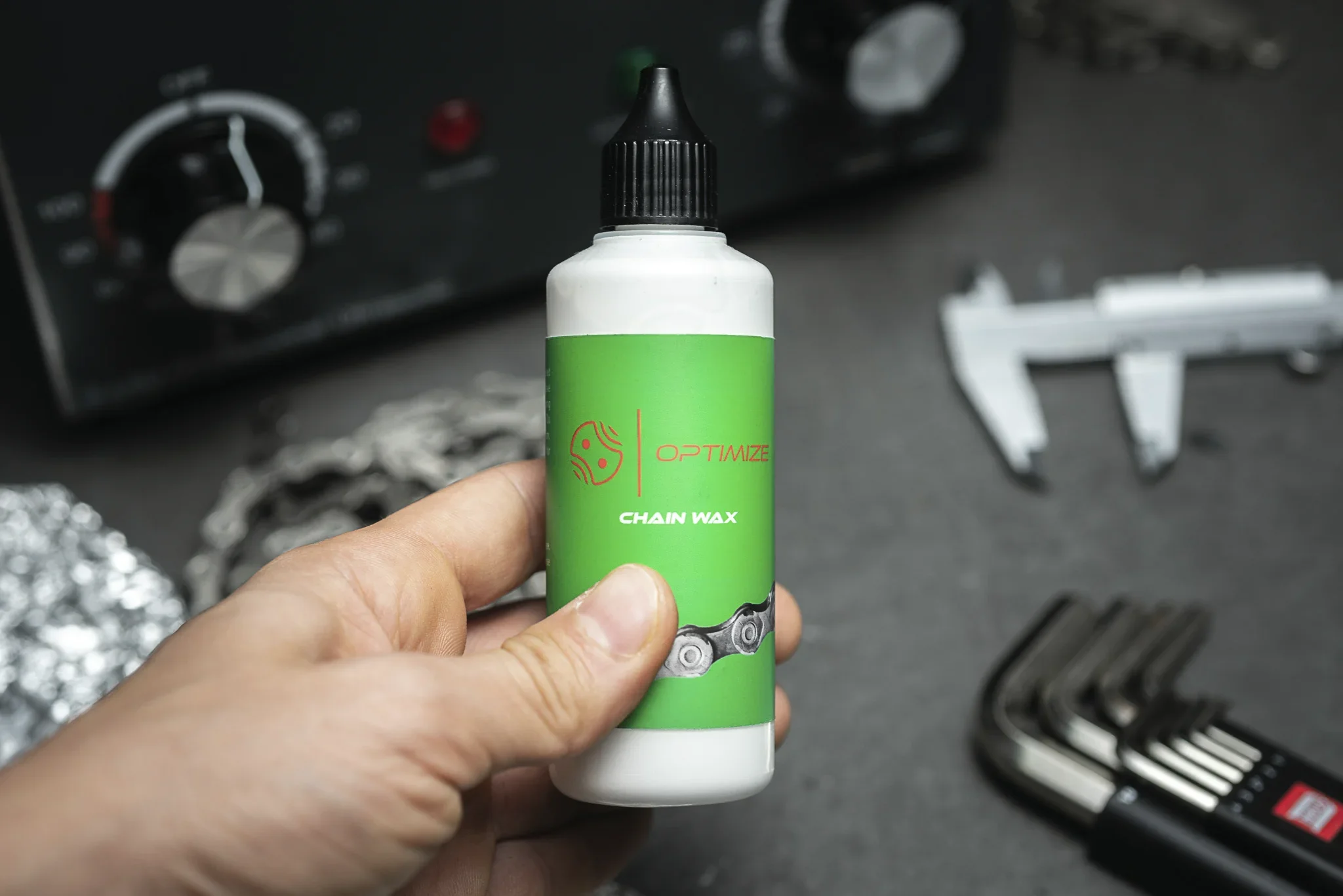 basic-bikes-optimize-kettenwachs-fluessigwachs-flasche-in-hand.webp