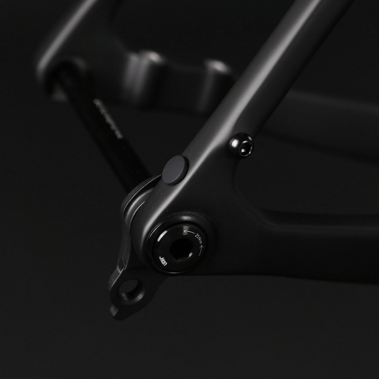 gravel-frameset-adventure-1440x1440px-udh.png