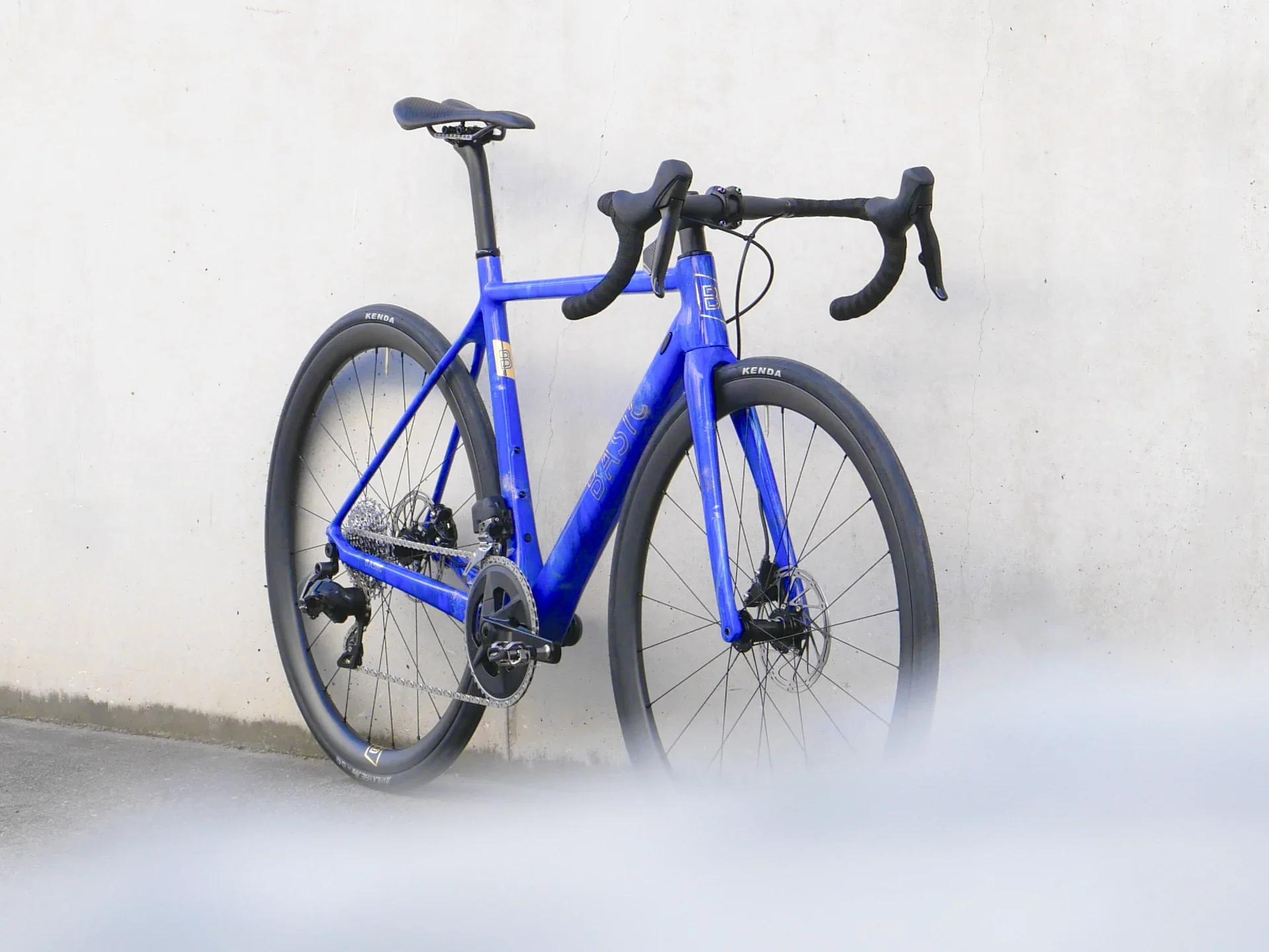 basicbikes-carbon-roadbike-sram-rival-2x12-customlackierung.webp