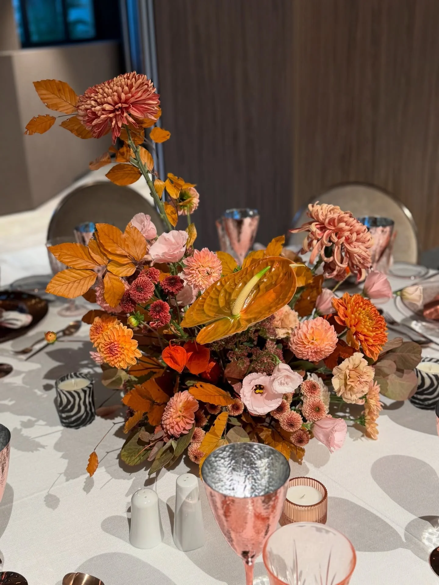 A sophisticated and thoroughly curated fall color palette with coral accents was put together last weekend for a very special birthday party 🍂🍁Thank you @amaliapluxuryevents for the trust 🧡